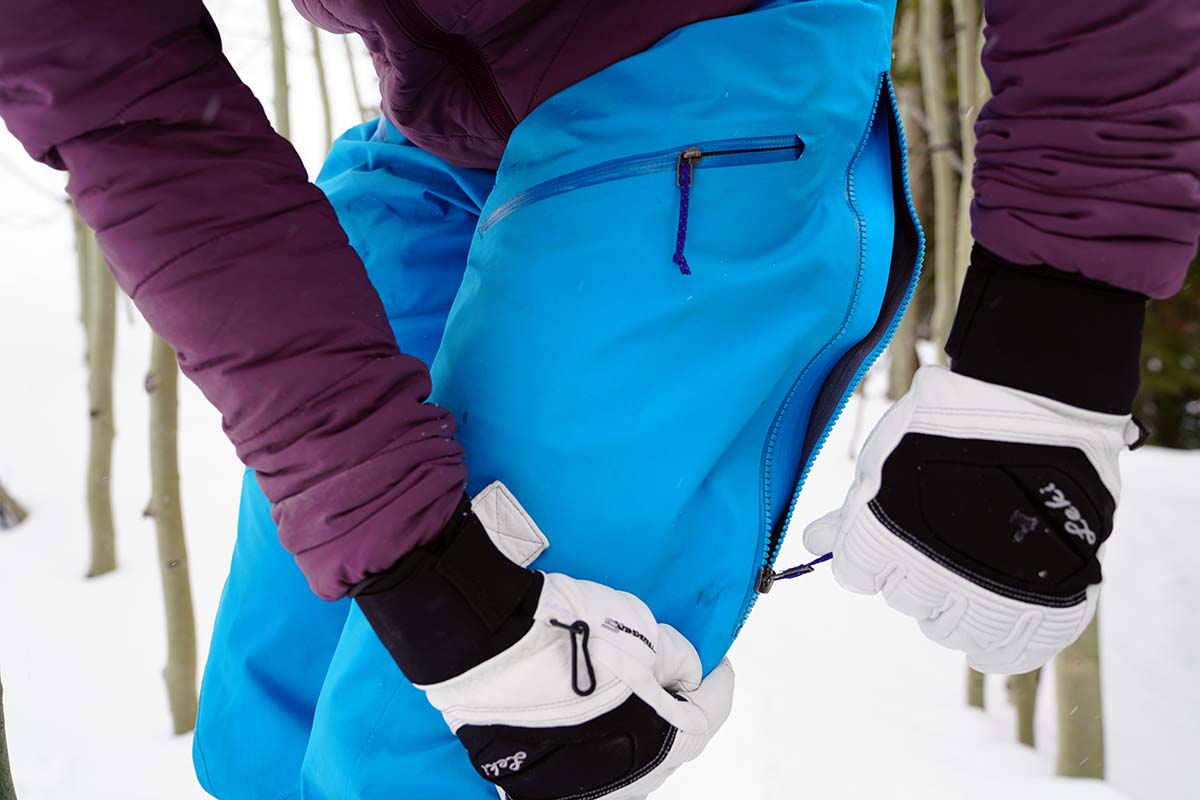Zipping up side vent (Patagonia Powslayer ski pants)